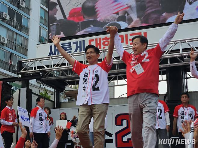 김문수 국민의힘 대선 후보와 이철규 의원이 31일 강원도 동해시 천곡회전교차로에서 동해시·태백시·삼척시·정선군 합동유세를 하고 있다. 윤상호 기자