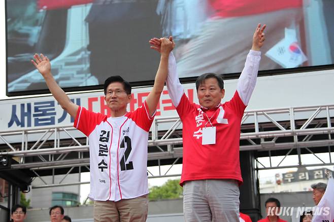 31일 강원 동해시 합동 유세에서 국민의힘 김문수 대통령 후보(왼쪽)와 이철규 국회의원(동해·태백·삼척·정선)이 손을 맞잡고 지지를 호소하고 있다.