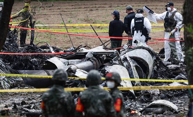 30일 경북 포항시 동해면 해군 초계기 추락 현장에서 해군 관계자들이 현장 감식을 하고 있다. 연합뉴스