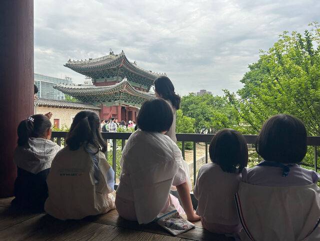 지난 23일 서울 종로구 창경궁에서 열린 ‘궁궐 달빛 동행’ 행사에 참여한 아이들이 홍화문을 바라보며 해설사의 설명을 듣고 있다.