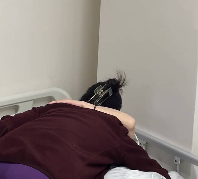 류씨가 지난해 11월 요양병원에서 근무 중 환자와 소통하며 안고 있는 모습. 하묵 제공