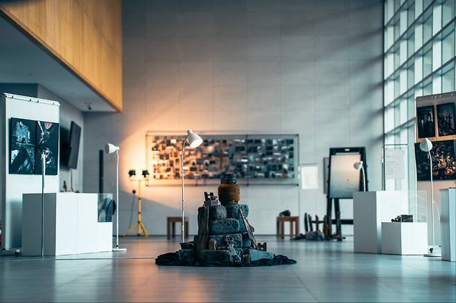 지난 19일 대전시 유성구 함께하는교회(김요한 목사) 지하 2층 갤러리에서 진행되는 ‘재(災), 건(建)’ 사진전 전경의 모습. 함께하는교회 제공