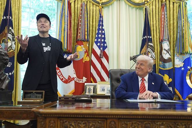 도널드 트럼프 미국 대통령과 일론 머스크 테슬라 최고경영자(CEO)가 30일(현지시간) 워싱턴 백악관에서 회동하고 있다. AP연합뉴스