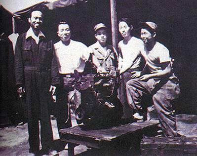 엔진 완성 기념 촬영. 자동차모빌리티산업관 제공