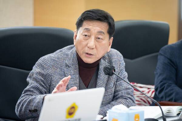 이봉락 인천시의원(국민의힘·미추홀3)이 수봉공원 고도 제한 완화의 필요성 등에 대해 설명하고 있다. 인천시의회 제공