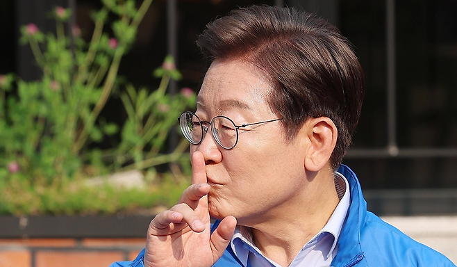 더불어민주당 이재명 대선 후보가 30일 강원도 원주시 반곡동 원주행복마당에서 유세를 마친 뒤 취재진과 질의응답을 하던 중 이 후보를 응원하는 지지자들을 향해 잠시 조용해달라는 의미로 손가락을 입에 대고 있다. / 사진 = 연합뉴스
