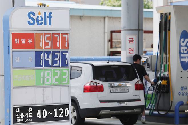 지난 25일 경기 고양시의 한 주유소에 휘발유·경유 가격이 표시돼 있다. [사진 = 연합뉴스]
