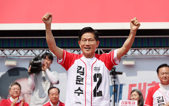 김문수 국민의힘 후보가 31일 강원 홍천 유세에서 지지를 호소하고 있다. [사진제공=연합뉴스]