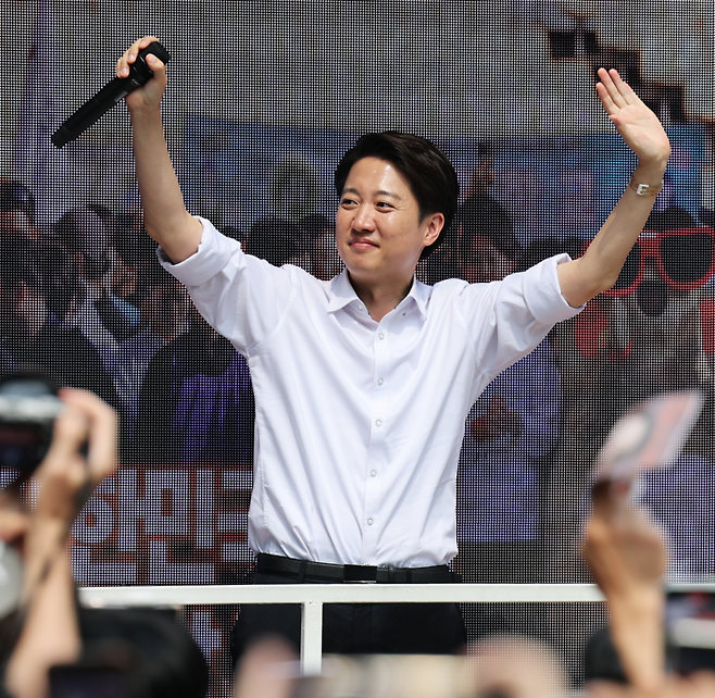 이준석 개혁신당 후보가 31일 오후 경기 안양시 평촌로데오거리에서 유세하고 있다. [사진제공=뉴스1]