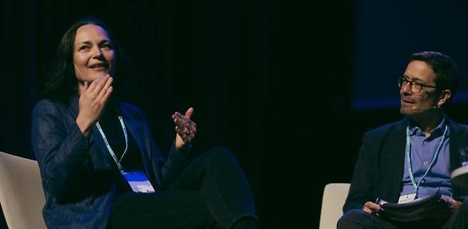 생성형 인공지능(AI)의 대두로 대변혁을 맞은 서구 언론들의 해법은 ‘업(業)의 본질’에서 나왔다고 강조했다. 프랑스 일간지 르몽드, 독일 주간지 디 차이트 등이 기자 수 확대를 동반한 뉴스룸(편집국) 투자로 디지털·AI 전환에 성공한 게 대표적이다. 이들은 이달 4~6일(현지시간) 폴란드 크라쿠프 ICE 콩그레스센터에서 열린 제76회 세계뉴스미디어총회(WNMC 2025)에서 “저널리즘에 투자해야 한다”고 입을 모았다.
이달 6일(현지 시간) 폴란드 크라쿠프에서 열린 76회 세계뉴스미디어총회 중 ‘리더십의 교훈’ 을 주제로 대화 중인 스웨덴 일간지 스벤스카 다그블라데트의 리사 이레니우스 편집장 겸 CEO와 딘 로퍼 세계신문협회 인사이트 디렉터 겸 편집장(오른쪽). 세계신문협회, 매경DB