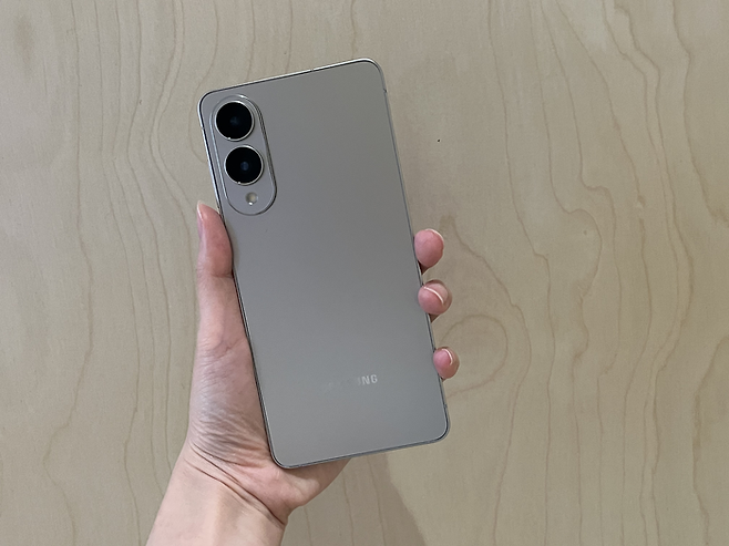 갤럭시 S25 엣지 티타늄 실버 색상. [사진=안서진 기자]