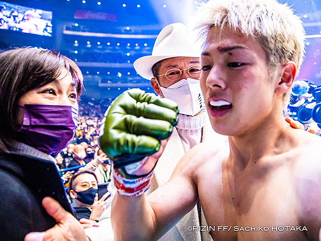 왼쪽부터 탤런트 겸 패션모델 미우라 리사코, 아시아축구연맹 아시안컵 최우수선수 미우라 가즈요시, 부부의 둘째 아들인 종합격투기 파이터 미우라 고타. 고타가 2021년 연말 일본 사이타마 슈퍼아레나 라이진 데뷔전 승리 후 부모님과 함께 있는 모습이다. 사진=RIZIN FF