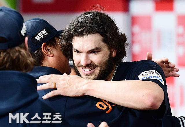 폰세와 포옹을 나누고 있는 류현진. 사진=김영구 기자