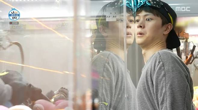 육성재가 인형 뽑기 게임 실력을 자부했다. /사진=MBC '나 혼자 산다' 캡처