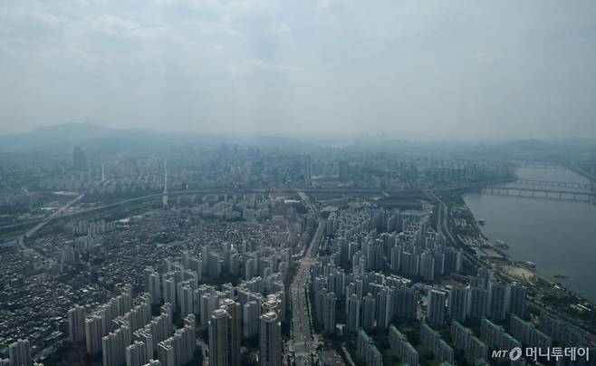 [서울=뉴시스] 조수정 기자 = 26일 서울 송파구 롯데월드타워 전망대 서울스카이에서 바라본 서울 송파구, 강남구, 서초구 아파트와 주택.   서울 주택 매매가격은 0.5% 상승해 12개월째 오름세다. 유형별로 아파트 0.61%, 단독주택 0.47%, 연립주택 0.25% 순으로 상승률이 높았다. 아파트값 상승으로 서울 전체 주택 매매가격도 상승세가 지속되고 있다. 이달 전국 아파트 평균 매매가격은 5억2543만원, 서울 아파트 평균 매매가격은 13억4543만원으로 집계됐다. 서울 아파트 평균 매매가격은 지난달(13억2965만원) 2008년 12월 통계 발표 이후 처음으로 13억원을 돌파했다. 아파트 평균 매매가격이 오르면서 서울 주택 평균 매매가격도 사상 최초로 10억원을 넘어 10억398만원을 기록했다. 2025.05.26. chocrystal@newsis.com /사진=조수정