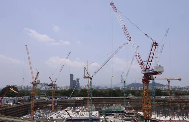 [서울=뉴시스] 김근수 기자 = 통계청은 2025년 4월 산업활동동향에 따르면 전월 대비 0.8% 줄고 소비·투자도 감소하며 '트리플 감소'를 기록했다고 발표했다. 건설 수주는 토목과 건축 부문 부진으로 전년 동월 대비 17.5% 감소해 15개월 만에 최대폭 하락했다. 동행·선행지수는 소폭 상승했지만, 통계청은 건설업 부진과 대내외 불확실성, 소비심리 위축 등을 원인으로 지목했다.  사진은 30일 서울 시내의 대형 아파트 건설현장 모습. 2025.05.30.