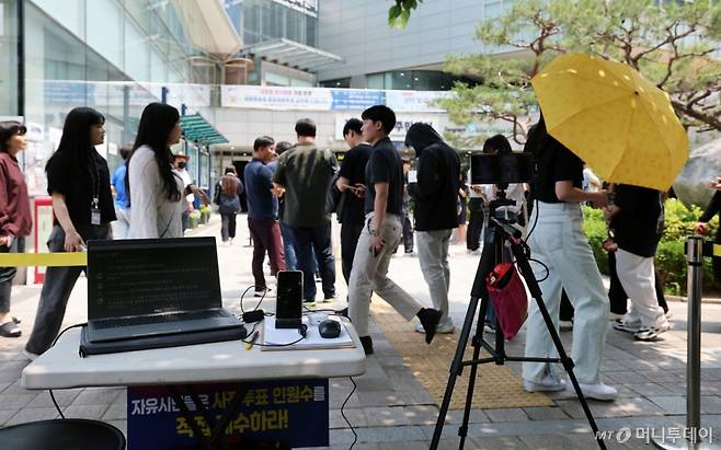 (서울=뉴스1) 오대일 기자 = 제21대 대통령 선거 사전 투표 둘째 날인 30일 오후 서울 강남구 역삼1동 주민센터에 마련된 사전투표소에서 클린선거시민행동 회원들이 사전투표 부정선거 감시 활동을 하고 있다. 2025.5.30/뉴스1  Copyright (C) 뉴스1. All rights reserved. 무단 전재 및 재배포,  AI학습 이용 금지. /사진=(서울=뉴스1) 오대일 기자