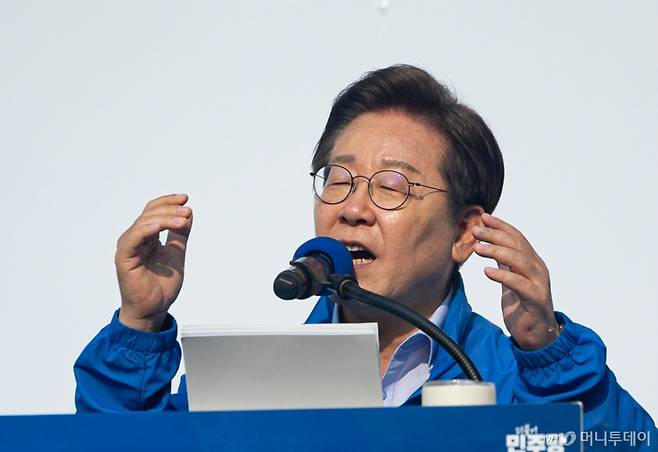 (원주=뉴스1) 이재명 기자 = 이재명 더불어민주당 대통령 후보가 30일 오후 강원 원주시 반곡동 원주행복마당에서 시민들에게 지지를 호소하고 있다. 2025.5.30/뉴스1 Copyright (C) 뉴스1. All rights reserved. 무단 전재 및 재배포, AI학습 이용 금지. /사진=(원주=뉴스1) 이재명 기자