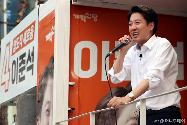 [서울=뉴시스] 이준석 개혁신당 대선후보가 30일 오후 서울 서대문구 신촌 유플렉스 앞에서 유세를 하고 있다. 2025.05.30.