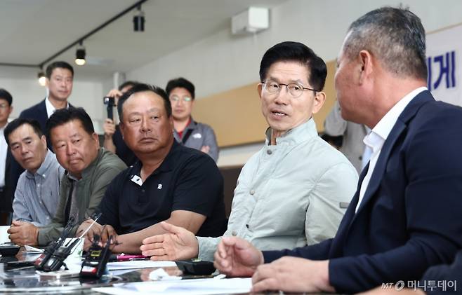 (강릉=뉴스1) 김민지 기자 = 김문수 국민의힘 대통령 후보가 31일 강원 강릉시수협에서 열린 어촌 살리는 현장 간담회에서 발언하고 있다. 2025.5.31/뉴스1  Copyright (C) 뉴스1. All rights reserved. 무단 전재 및 재배포,  AI학습 이용 금지. /사진=(강릉=뉴스1) 김민지 기자