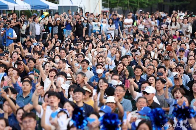 [대전=뉴시스] 31일 오후 대전 서구 대전시청 앞 보라매공원에서 열린 이재명 더불어민주당 대선후보 유세에서 시민들이 이 후보 연설을 지켜보며 환호하고 있다. 2025.05.31.