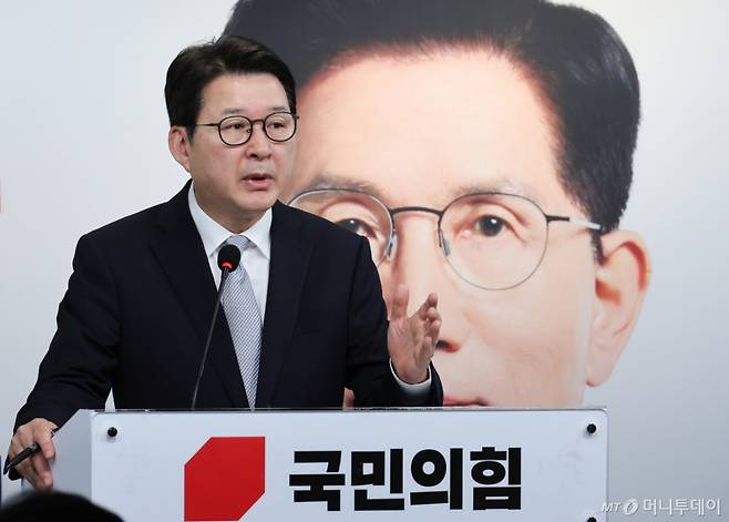 (서울=뉴스1) 안은나 기자 = 신동욱 국민의힘 선거대책본부 대변인단 단장이 23일 오전 서울 여의도 당사에서 선거대책위원회 백브리핑을 하고 있다. 2025.5.23/뉴스1  Copyright (C) 뉴스1. All rights reserved. 무단 전재 및 재배포,  AI학습 이용 금지. /사진=(서울=뉴스1) 안은나 기자