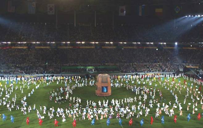 지구촌 최대 축제 '2002년 FIFA 월드컵'이 5월31일 아시아의강호 한국과 일본에서 역사적인 첫발을 내딛었다. 사진은 2002년 한일월드컵 개막식 행사 모습. /사진=국가기록원