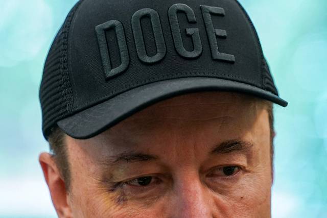 30일 미국 백악관에 모습을 드러낸 일론 머스크 테슬라 CEO의 오른 쪽 눈위가 부어 있다.  로이터·연합뉴스