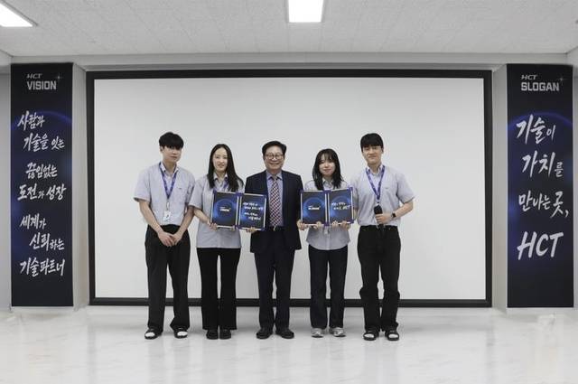 허봉재(가운데) 에이치시티 대표와 올해 25살이 된 직원들이 에이치시티 창립 25주년을 기념해 경기 이천 본사에서  비전과 슬로건을 선포하고 기념사진을 촬영하고 있다. 에이치시티 제공