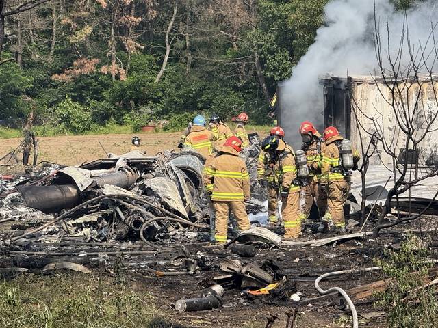 29일 오후 경북 포항시 남구 동해면 신정리 인근 야산에 해군 항공사령부 소속 P-3CK 해상초계기가 추락해 소방관 등이 잔해를 수습하고 있다. 뉴시스