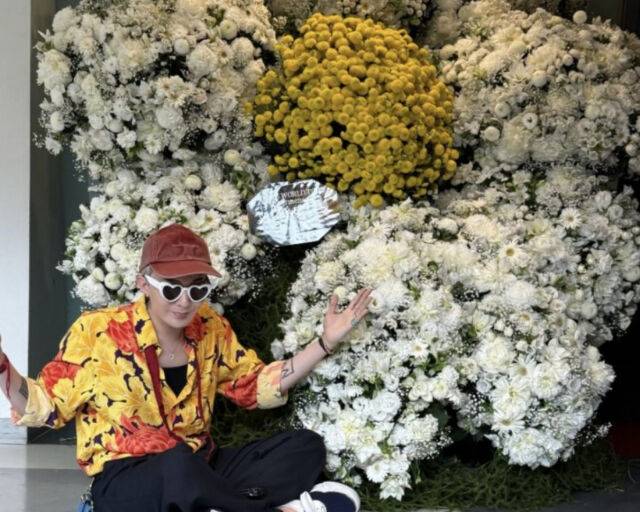 지드래곤이 무라카미 다카시에게 축하 화환을 받아 눈길을 끌고 있다. / 온라인 커뮤니티 캡처