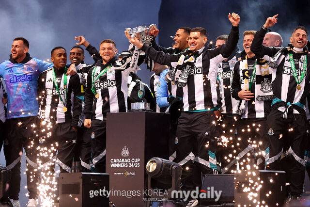 70년 만에 메이저 대회 우승 트로피를 들어 올린 뉴캐슬 유나이티드. /게티이미지코리아
