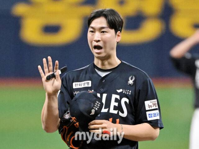 9일 오후 서울 고척동 고척스카이돔에서 진행된 '2025 프로야구 KBO리그' 키움히어로즈와 한화 이글스의 경기. 한화 엄상백이 피치컴 교체요청을 하고 있다./마이데일리