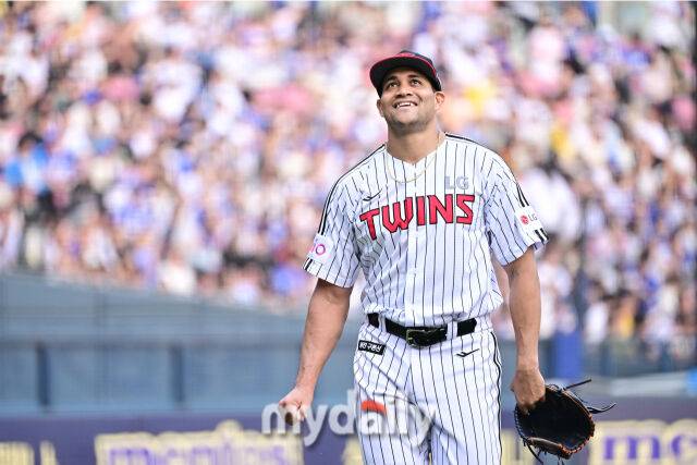 31일 서울 잠실야구장에서 열린 '2025 신한 SOL BANK KBO리그' 삼성 라이온즈와 LG 트윈스 경기.LG 선발 치리노스가 수비를 마치고 더그아웃으로 들어서고 있다./잠실=한혁승 기자