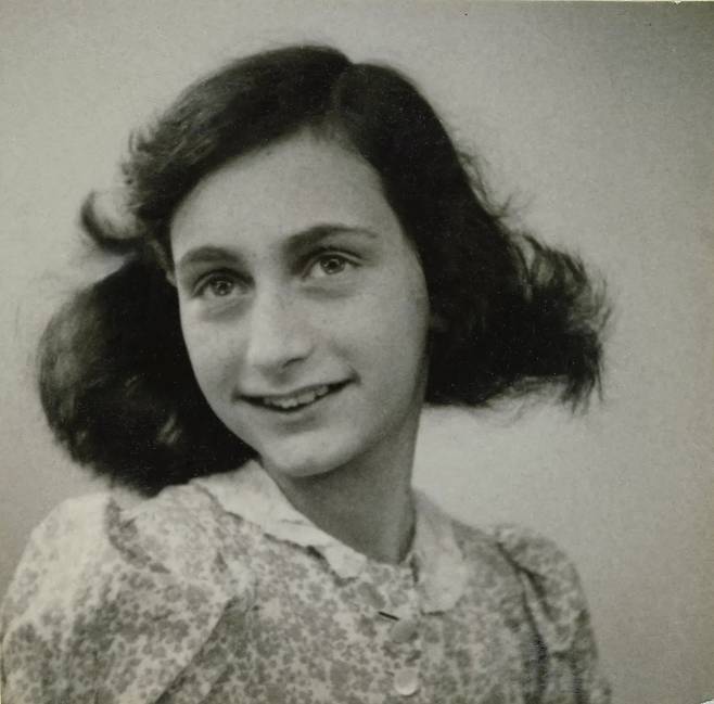 안네 프랑크의 마지막 사진, 1942, 여권 사진 촬영 현장에서 찍힌 것으로 추정 [Photo Collection Anne Frank House]
