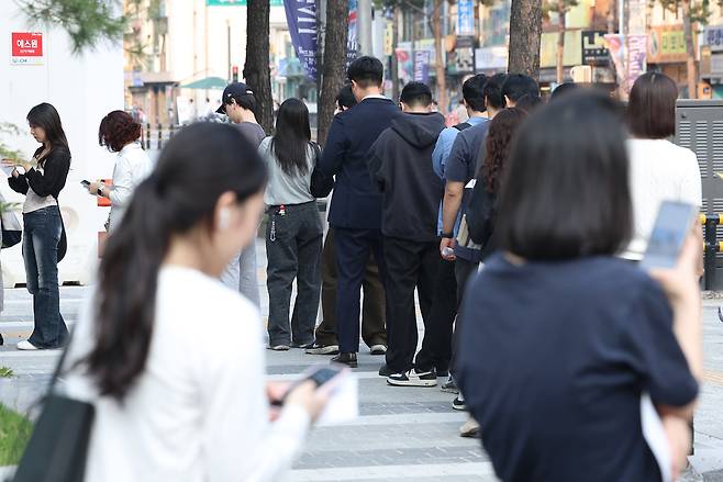 제21대 대통령선거 사전투표 둘째 날인 30일 서울 중구 을지누리센터에 마련된 사전투표소에서 투표 종료 이후에도 투표하지 못 한 유권자들이 대기표를 들고 투표 순서를 기다리고 있다. [연합]
