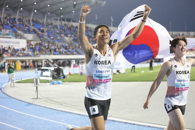 31일 오후 경북 구미시민운동장에서 열린 ‘2025 구미 아시아육상선수권대회’에서 남자 계주 400m에 출전한 대표팀 선수들이 결선에서 1위로 들어온 뒤 기뻐하고 있다. [연합뉴스]