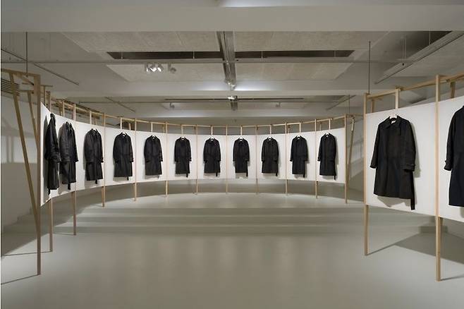 지용킴, 흔적들 Traces,2025, Sun-bleached coat 22pcs, fabric, wood, dimensions variable *재판매 및 DB 금지