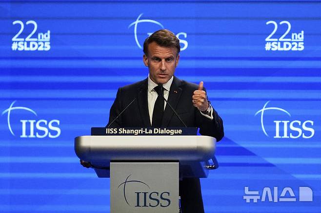 [싱가포르=AP/뉴시스] 에마뉘엘 마크롱 프랑스 대통령이 30일(현지 시간) 싱가포르에서 열린 제22회 샹그릴라 대화에서 기조연설하고 있다. 마크롱 대통령은 미국과 중국 간 경쟁이 심화하는 가운데, 유럽과 아시아가 단결해 휘말리지 않아야 한다고 촉구했다. 2025.05.31.