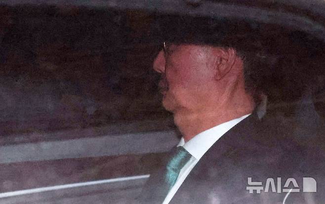 [서울=뉴시스] 추상철 기자 = 한덕수 전 국무총리가 26일 서울 서대문구 홍제동 경찰청 세검정로 본관에 위치한 경찰청 국가수사본부 비상계엄 특별수사단에서 조사를 마친 뒤 차량에 탑승해 귀가하고 있다. 2025.05.26. scchoo@newsis.com