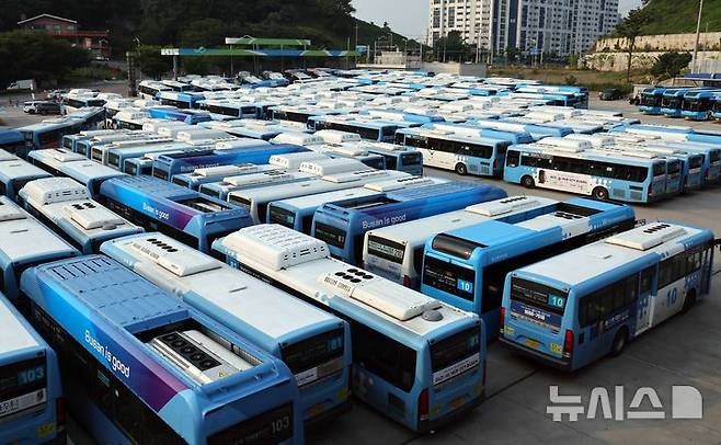 [부산=뉴시스] 하경민 기자 = 부산 시내버스 노조가 총파업에 돌입한 28일 부산 연제구 연제공용차고지에서 운행을 멈춘 시내버스가 줄 지어 멈춰 서 있다. 이번 총파업은 부산 시내버스 준공영제 시행 이후 18년 만에 처음이며, 이날 시내버스 2517대가 운행을 멈췄다. 2025.05.28. yulnetphoto@newsis.com