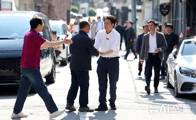 [서울=뉴시스] 김선웅 기자 = 이준석 개혁신당 대통령선거 후보가 25일 서울 종로구 종묘 인근 서순라길에서 유세를 하며 지지를 호소하고 있다. 2025.05.25. mangusta@newsis.com