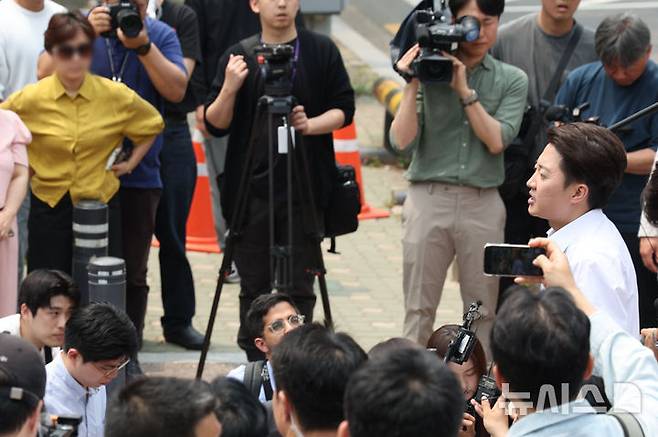 [서울=뉴시스] 권창회 기자 = 이준석 개혁신당 대선 후보가 28일 서울 여의도 여의도공원에서 유세를 마치고 백브리핑을 하는 도중 한 시민으로부터 이 후보가 전날 토론회에서 여성 신체를 묘사하며 젓가락 발언을 한 것에 대한 항의를 받고 있다. 2025.05.28. kch0523@newsis.com