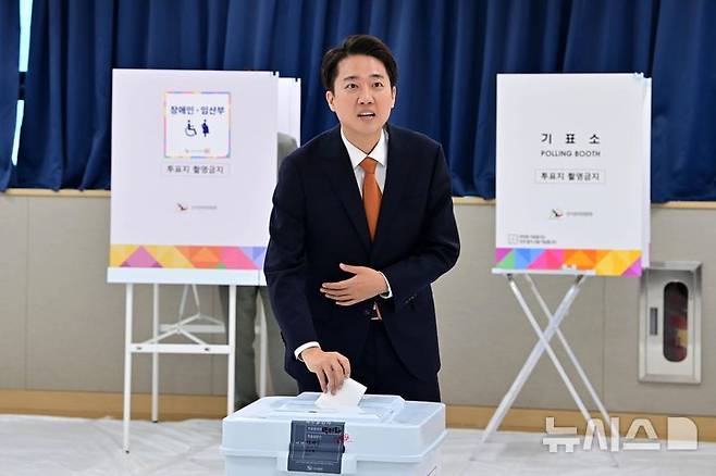 [화성=뉴시스] 김종택 기자 = 이준석 개혁신당 대선 후보가 29일 오전 경기 화성시 동탄9동 행정복지센터에 마련된 사전투표소에서 투표를 하고 있다. (공동취재) 2025.05.29. photo@newsis.com