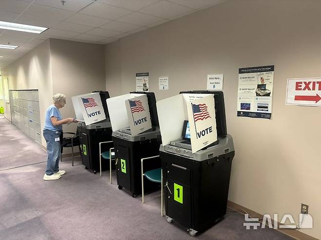 [페어팩스(버지니아주)=뉴시스]이윤희 특파원 =미 대선 사전투표 진행되는 버지니아주 페어팩스카운티 정부청사 투표소 내 기표장. 미시간대 중국 유학생이 지난해 대선에 불법 투표한 혐의로 기소됐으나 중국으로 도주했다. 2025.5.31.