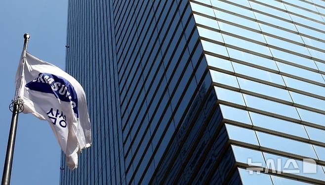 [서울=뉴시스] 박주성 기자 = 30일 서울 서초구 삼성전자 서초사옥의 깃발이 바람에 날리고 있다. 삼성전자는 올해 1분기(1~3월) 연결 기준으로 매출 79조1405억원, 영업이익 6조6853억원의 실적을 기록했다고 밝혔다.매출은 분기 기준 사상 최대다. 전년 같은 분기 71조9156억원 대비 10.1% 증가했다. 2025.04.30. park7691@newsis.com