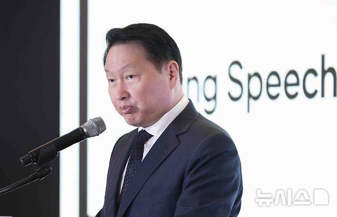 [서울=뉴시스] 김근수 기자 = 최태원 대한상공회의소 회장이 9일 서울 중구 롯데호텔 서울 사파이어홀에서 한국형 AI 생태계 조성을 위한 대한민국 AI정책 포럼에서 개회사를 하고 있다. 2025.05.09. ks@newsis.com