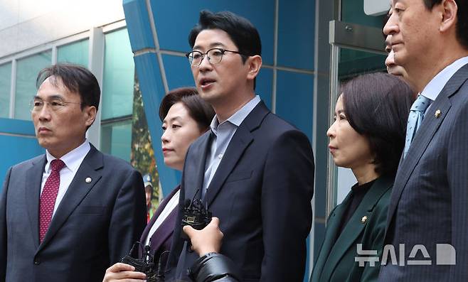 [서울=뉴시스] 추상철 기자 = 주진우 국민의힘 법률자문위원장이 지난 3월31일 오후 서울 종로구 서울경찰청 앞에서 이재명 더불어민주당 대표, 방송인 김어준씨 등 72인에 대한 '내란음모(예비적: 내란선전·선동) 혐의 형사 고발장'을 접수 한 후 기자회견을 하고 있다. 2025.05.31. scchoo@newsis.com