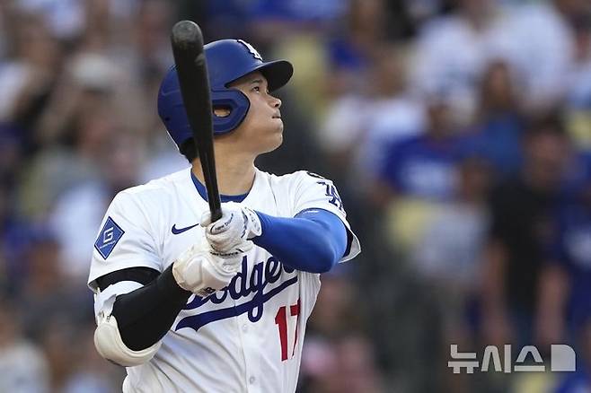 [로스앤젤레스=AP/뉴시스] 오타니 쇼헤이(LA 다저스)가 31일(한국 시간) 미국 캘리포니아주 로스앤젤레스 다저스타디움에서 열린 뉴욕 양키스와 경기에서 1회말 1점 홈런을 쳤다. 2025.05.31.
