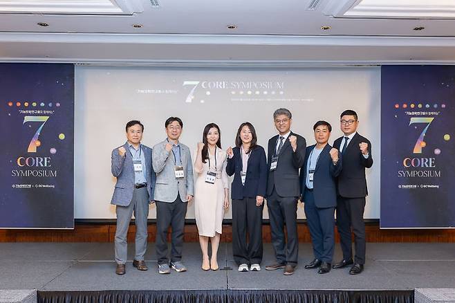 [서울=뉴시스] 왼쪽부터 김재원 GC녹십자웰빙 연구개발본부 본부장, 이상훈 GC녹십자아이메드 과장, 이윤경 차움 교수, 서은경 차움 교수, 박춘묵 더맑은클리닉 원장, 오상수 GC녹십자웰빙 경영기획실 실장, 한정엽 GC녹십자웰빙 IP본부 본부장이 기념사진을 촬영했다. (사진=GC녹십자웰빙 제공) photo@newsis.com *재판매 및 DB 금지